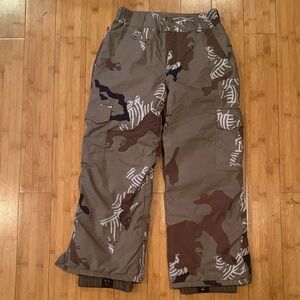 Quiksilver Camouflage Snowboard  Pants Boys Small 23” inseam